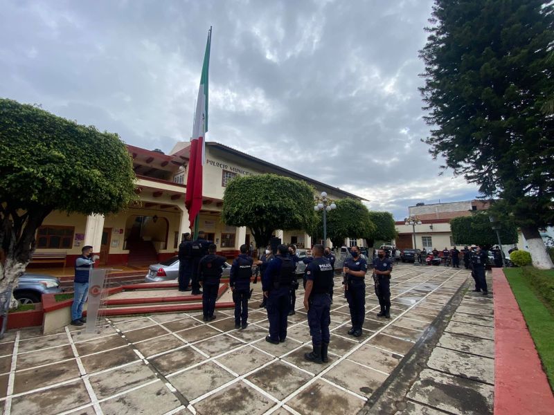 Izamiento de Bandera.